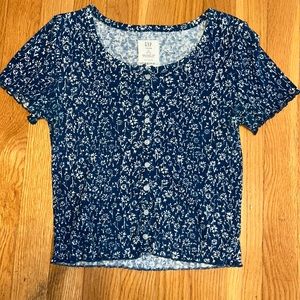 Semi cropped tee with buttons